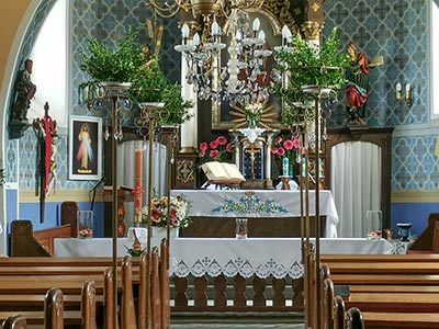 drewniany ołtarz z pierwszej połowy XVIII wieku w kościele w Starym Gierałtowie
