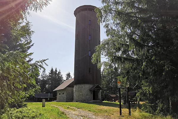 Charakterystyczna, okrągła wieża widokowa na szczycie Borówkowej w Górach Złotych