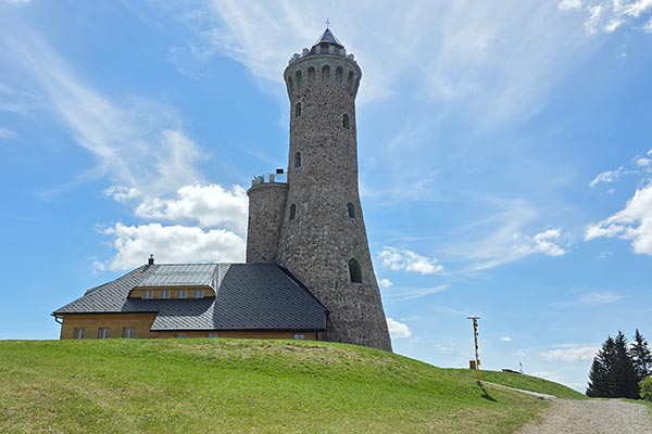 Wierna replika historycznej wieży ze Śnieżnika wzniesiona po czeskiej stronie Gór Złotych