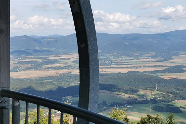 Rozległa panorama z bezpiecznego tarasu wieży na Jagodnej