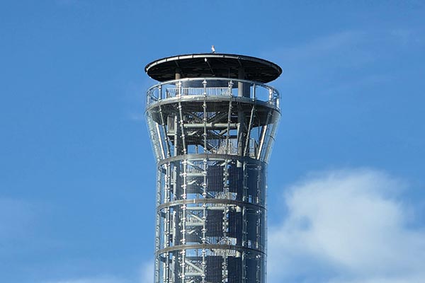Zbliżenie na górną platformę nowej wieży na Śnieżniku na tle błękitnego nieba