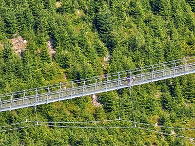 fragment wiszącego mostu Sky Bridge Dolní Morava blisko granicy z Polską