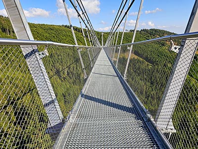 spacer po moście Sky Bridge