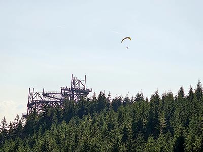 widok na pobliski Sky Walk - zdjęcie zrobione z mostu Sky Bridge