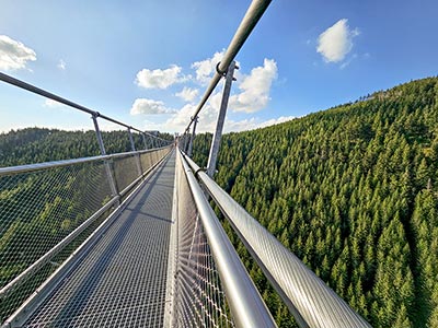 liny utrzymujące wiszący most Sky Bridge