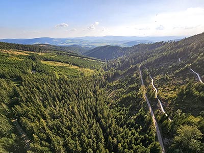 widok gór z perespektywy pieszego idącego po Sky Bridge
