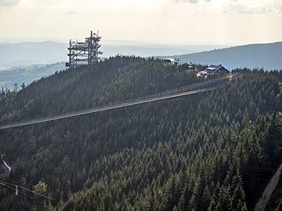 widok ze szlaku za mostem Sky Bridge na pobliski Sky Walk
