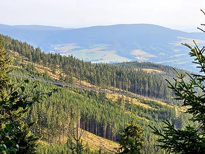 górskie widoki w pobliżu wiszącego mostu w Czechach
