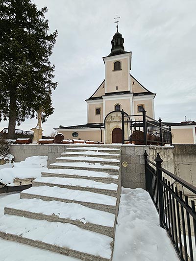 Sanktuarium Matki Bożej Śnieżnej na Górze Iglicznej w zimowej scenerii