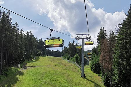 Vyhřívaná lanovka na Černé hoře nedaleko Starého Gierałtowa
