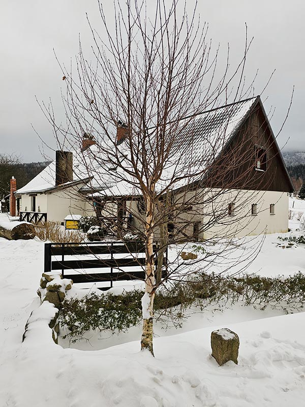 Eskapada - widok od podwórza - w zimowej scenerii