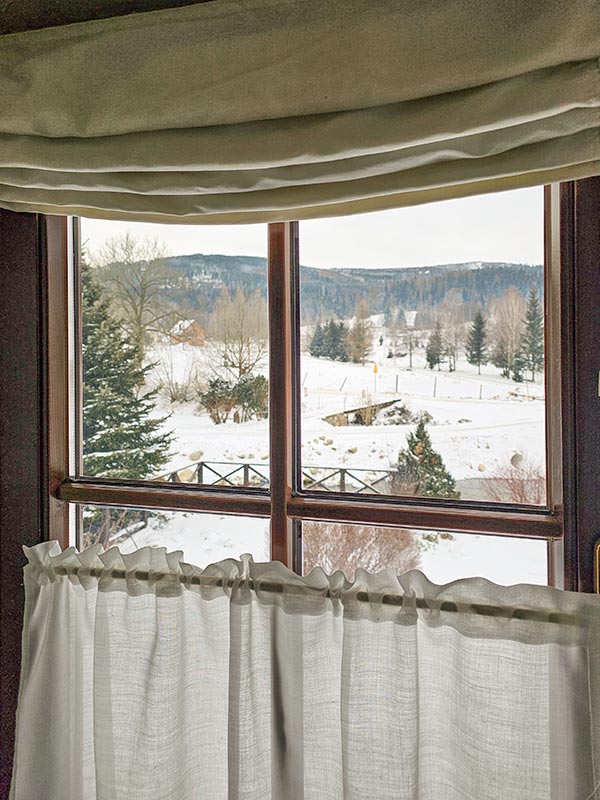 widok z okna na śnieg wokół Eskapady