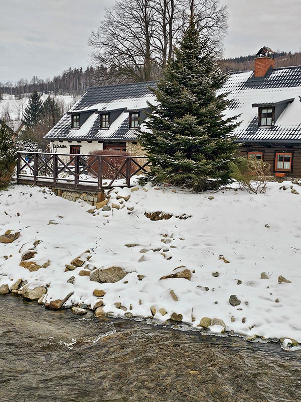 widok z za rzeki na budynek Eskapady
