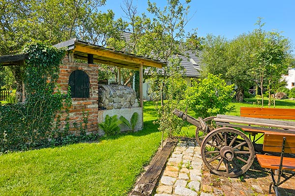 widok na podwórze wokół Eskapady w Starym Gierałtowie