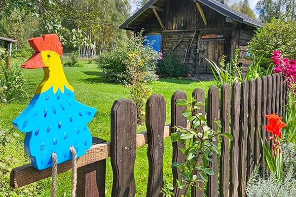 płot i widok na chatę sudecką przy naszej agroturystyce